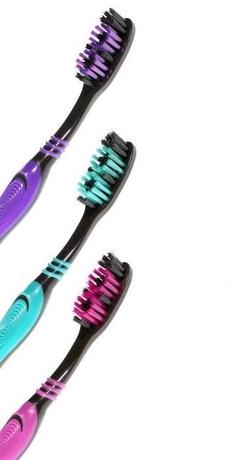 Фото Oral-B Всесторонняя чистка Black 40 Зубная щетка, средняя жесткость